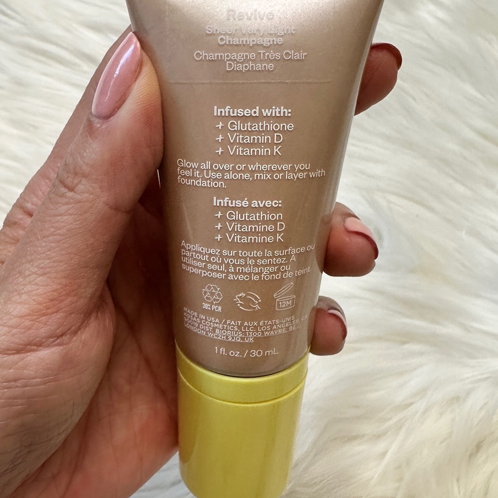 Kosas Glow I.V.
Vitamin-Infused Skin Illuminating Enhancer revive very light - Picture 5 of 5